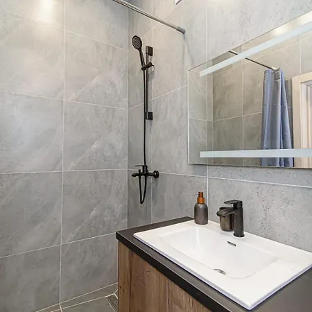 Apartment Centrally-located *